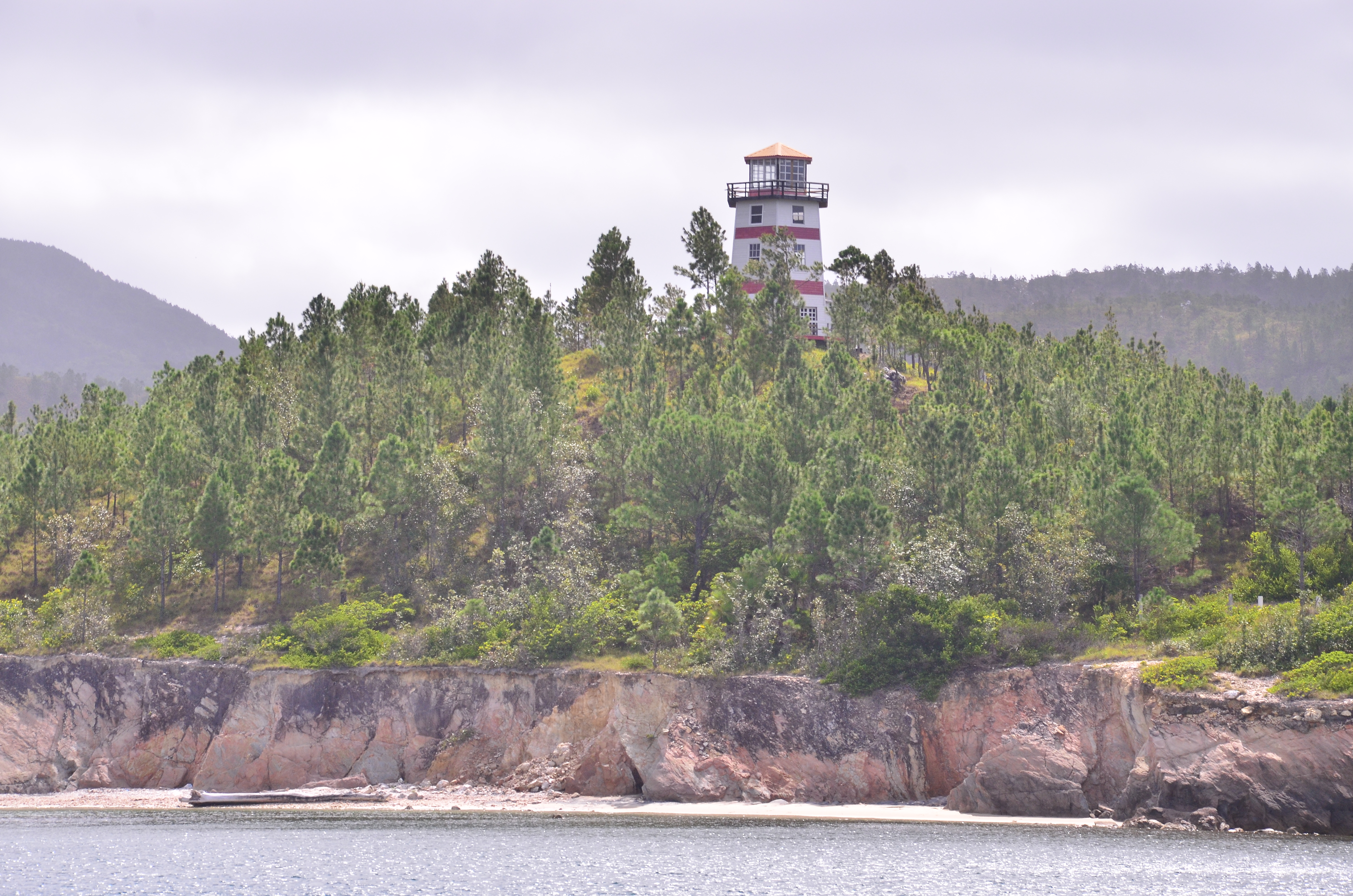 El Faro sobre la cima de un cerro de pinos